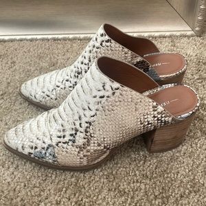 Report Snakeskin Mules